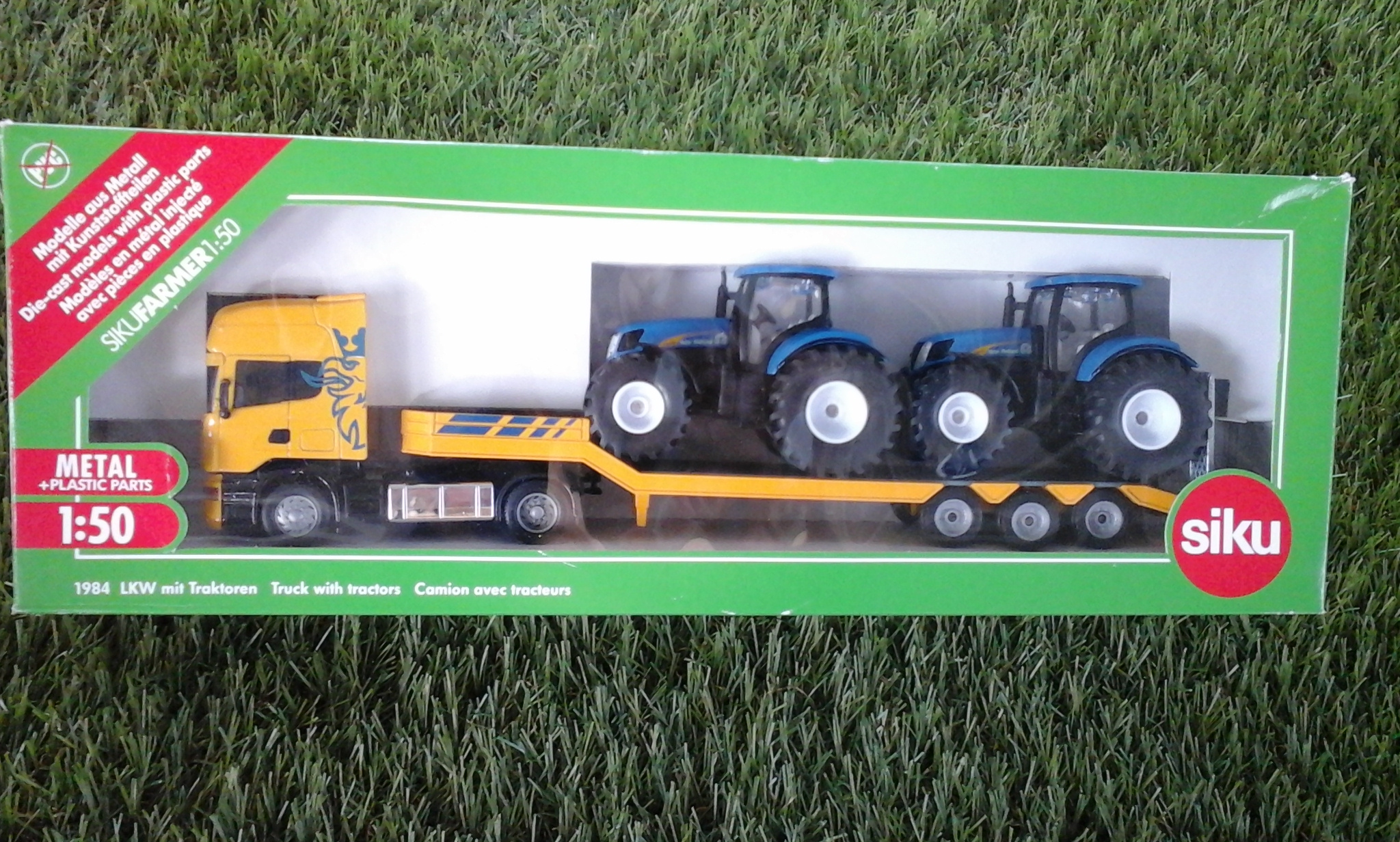 Spielzeug-Tieflader mit New Holland Traktoren