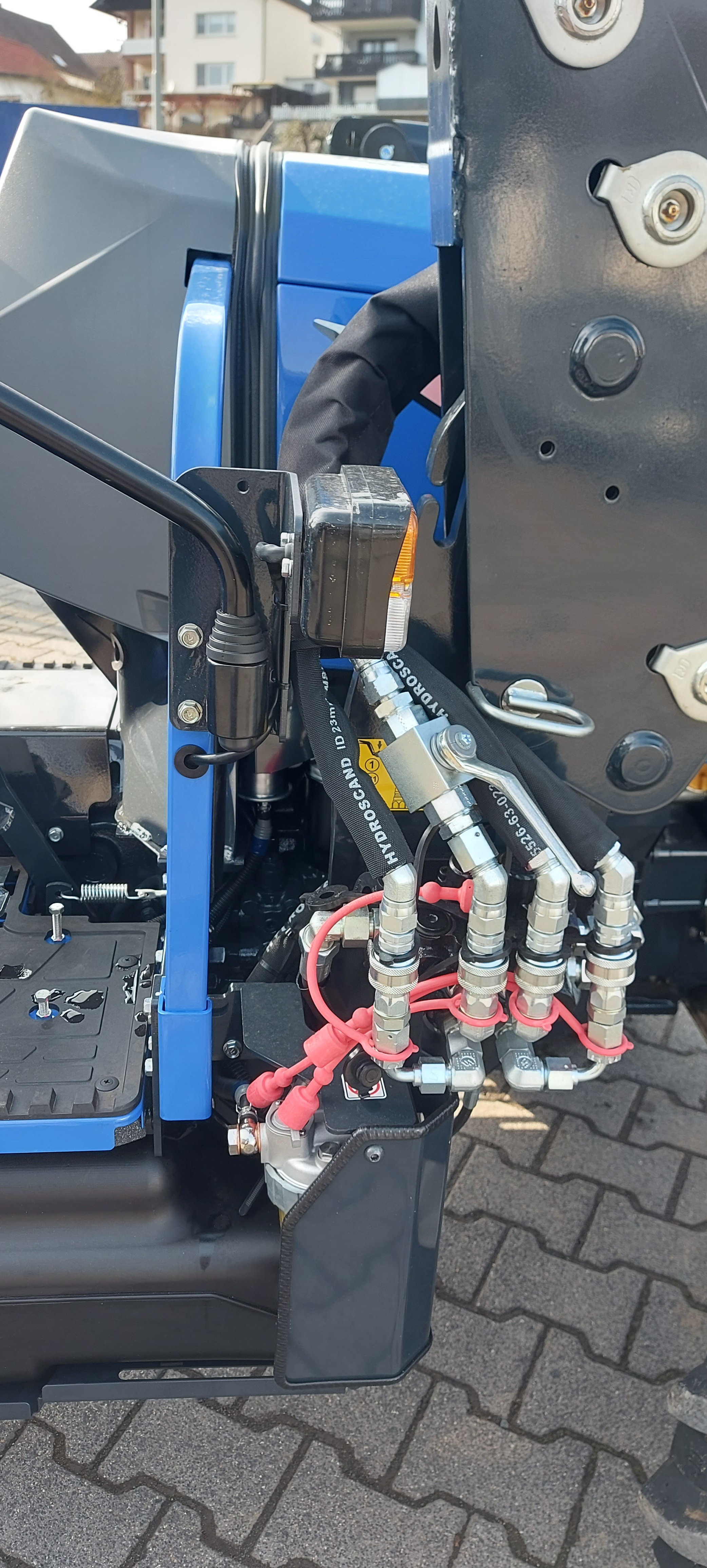 Kleintraktor Kompakttraktor TLE 3410 mit Frontlader und Schaufel